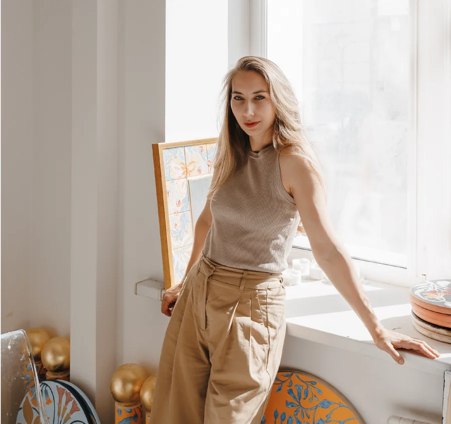 Интерьер с работами Анастасии Ропало